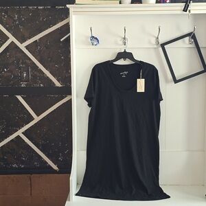 Universal Thread-Long quarter sleeve Tee